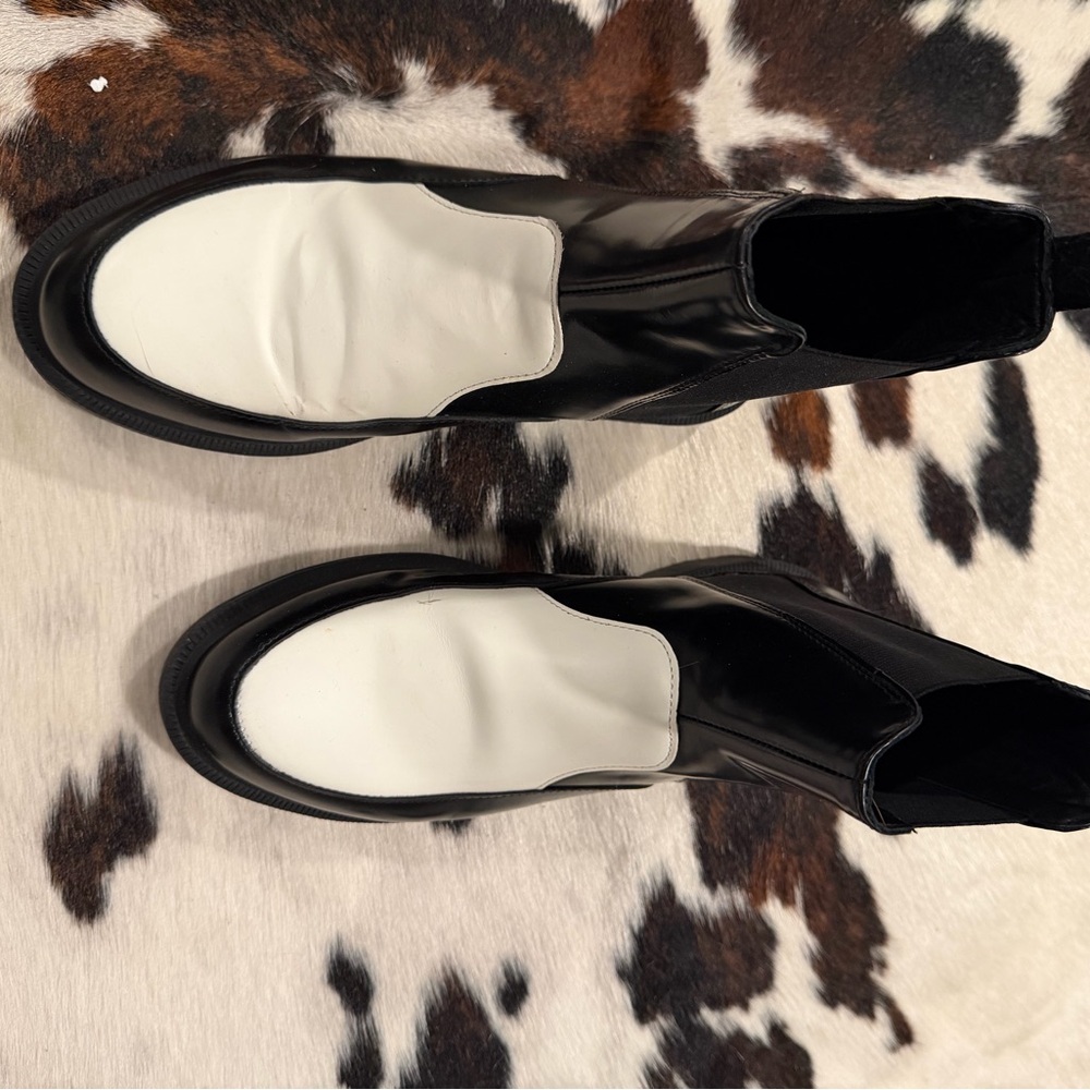 Dr Marten Amelya pull on Chelsea boot.